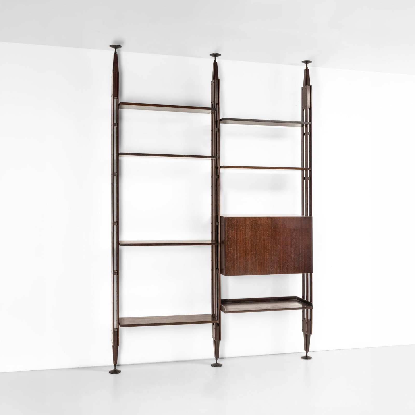 Franco Albini Libreria mod. LB7: Struttura e mobili contenitori in legno e supporti in alluminio pressofuso laccato. Mensole e mobili ad altezza regolabile. Prod. Poggi, Italia, 1957. G. Gramigna, Repertorio del design italiano 1950-
