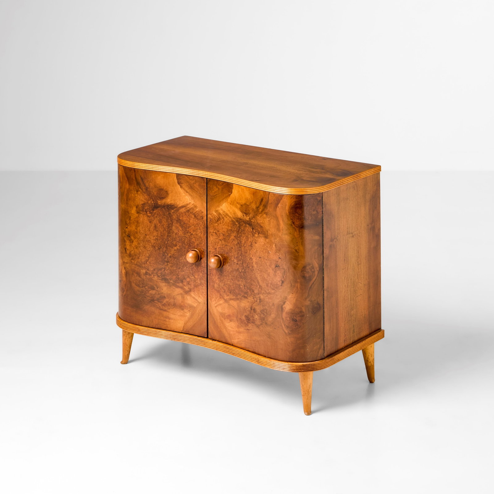 Mobile contenitore: Struttura in legno e radica. Prod. Italia, 1950 ca. . Measuers: W. 85 - D. 45 - H. 75 Cm
