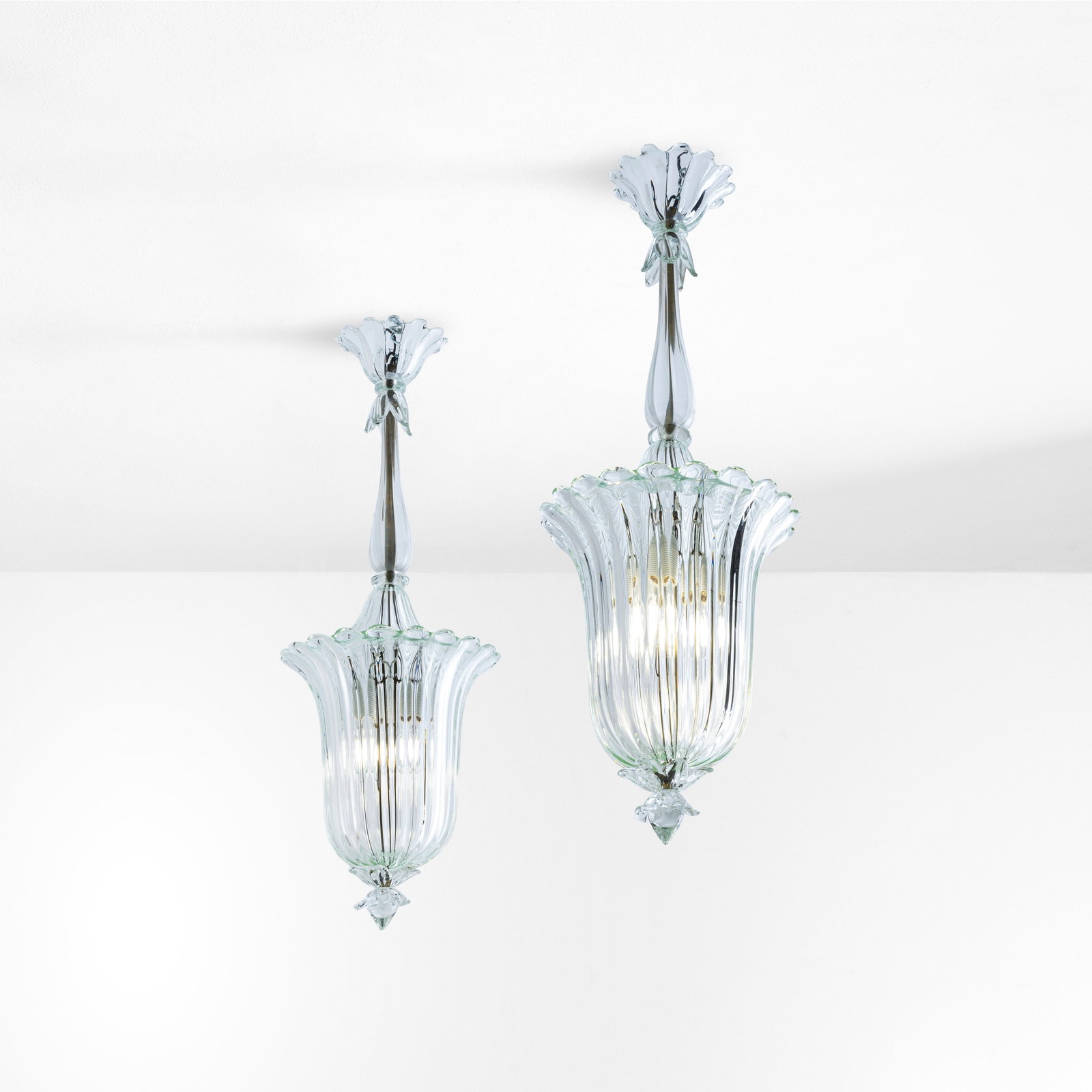 Seguso Due lampade a sospensione: Struttura in vetro di Murano. Dettagli in ottone. Prod. Seguso, Italia, 1950 ca. . Measuers: W. 34 - H. 90 cm