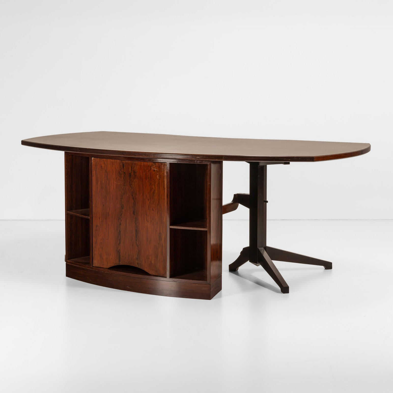 Grande scrivania e mobile contenitore dotato di piano estraibile.: Struttura, piano e sostegni in legno. Particolari in metallo. Prod. Italia, 1960 ca. . Misure: cm 197x98x h 74 aperto: 197x150x h 74
