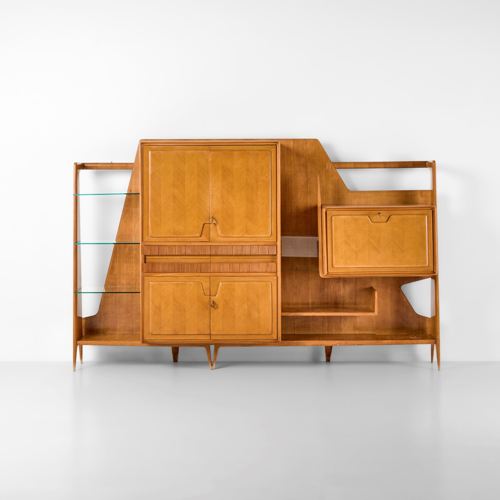 Dassi Mobile contenitore a parete: Struttura in legno. Dettagli in legno grissinato. Ripiani in cristallo molato. Prod. Dassi, Italia, 1950 ca. . Measuers: W. 265 - D. 45 - H. 170 Cm