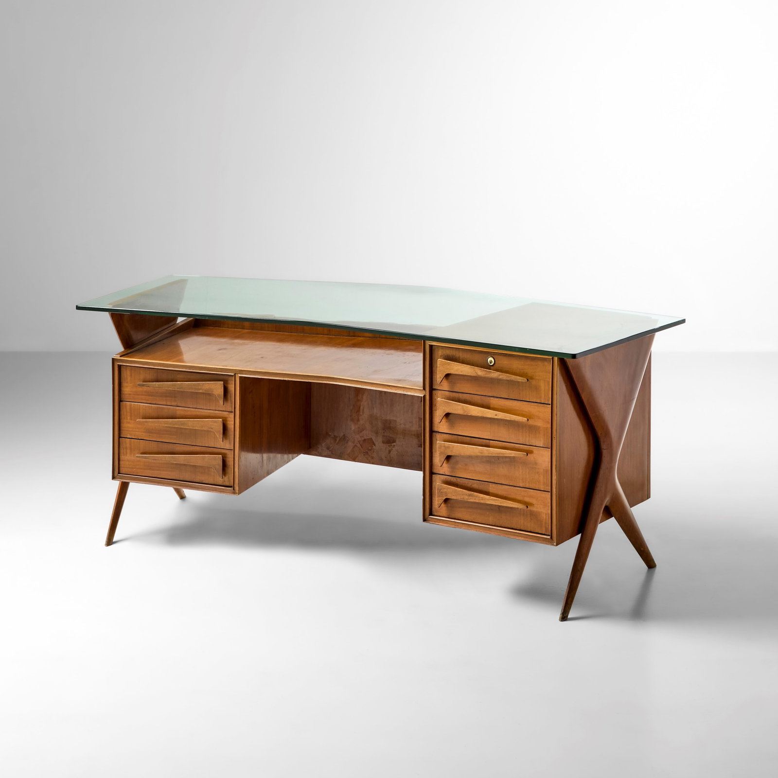 Dassi Scrivania: Struttura in legno. Piano in cristallo molato. Prod. Dassi, Italia, 1950 ca. . Measuers: W. 190 - D. 85 - H. 78 Cm