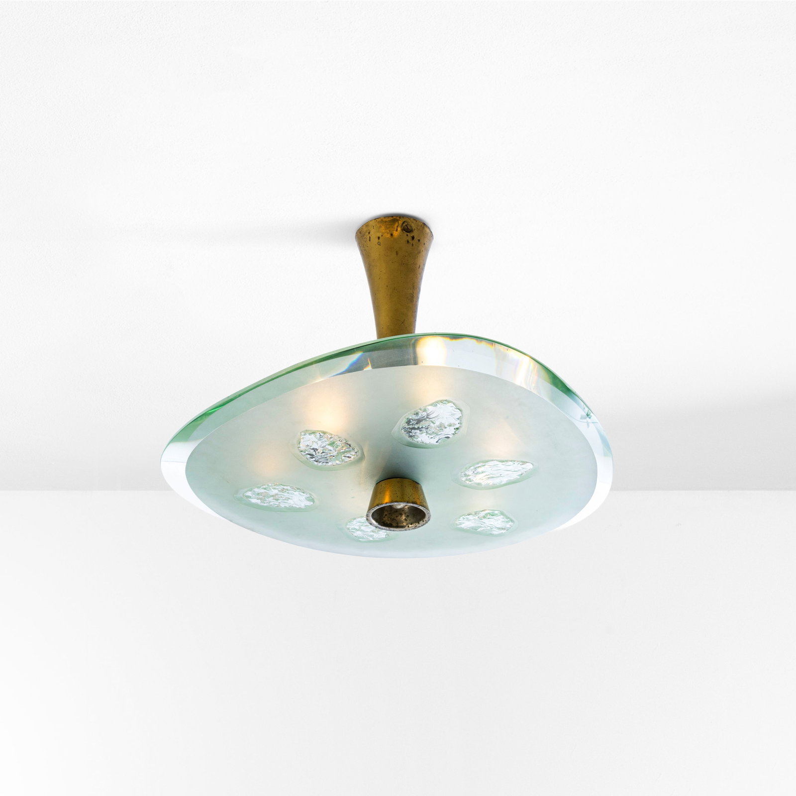 Max Ingrand Lampada a sospensione mod. 1748: Diffusore in cristallo di forte spessore molato a bisello irregolare trasparente e sabbiato centralmente. Inclusioni in vetro spaccato e struttura in ottone. Prod. Fontana Arte, Italia, 1950 ca. .