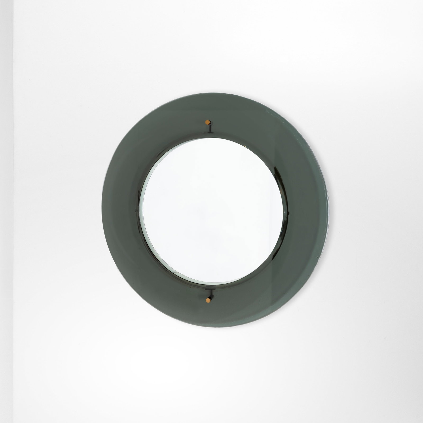 Max Ingrand Specchio mod. 2104: Cornice in cristallo colorato molato e cristallo specchiato. Dettagli in ottone. Etichetta originale. Prod. Fontana Arte, Italia, 1960 ca. Quaderni di Fontana Arte . Measuers: W. 76 - D. 4 - H. 76 cm