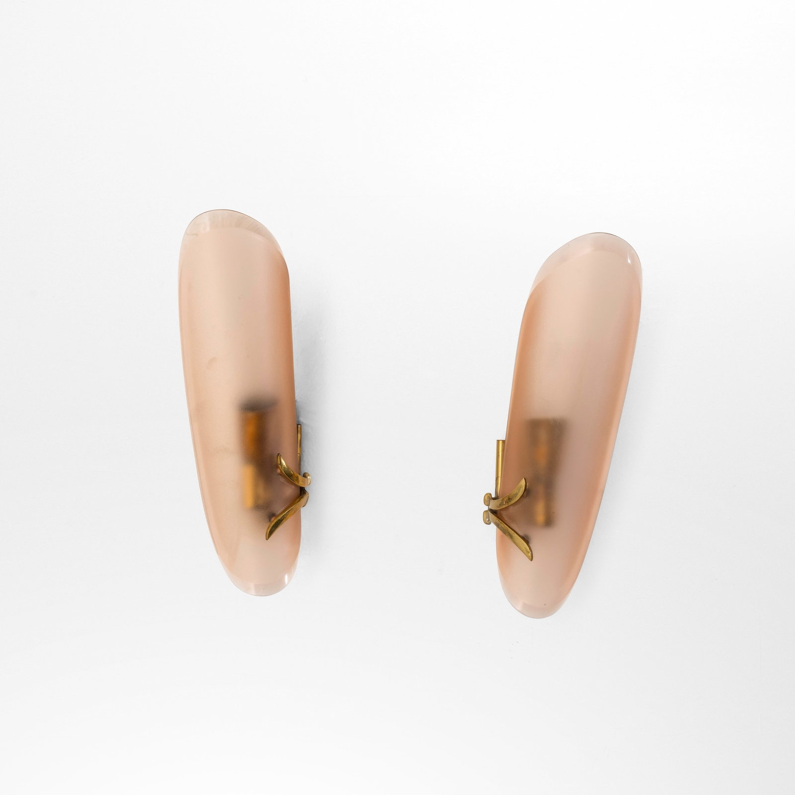 Max Ingrand Due lampade da parete mod. 1732A: Struttura in ottone, diffusori in cristallo colorato satinato e molato lucido. Prod. Fontana Arte, Italia, 1960 ca. Documenti d’archivio . Measuers: W. 10 - D. 8 - H. 33 Cm