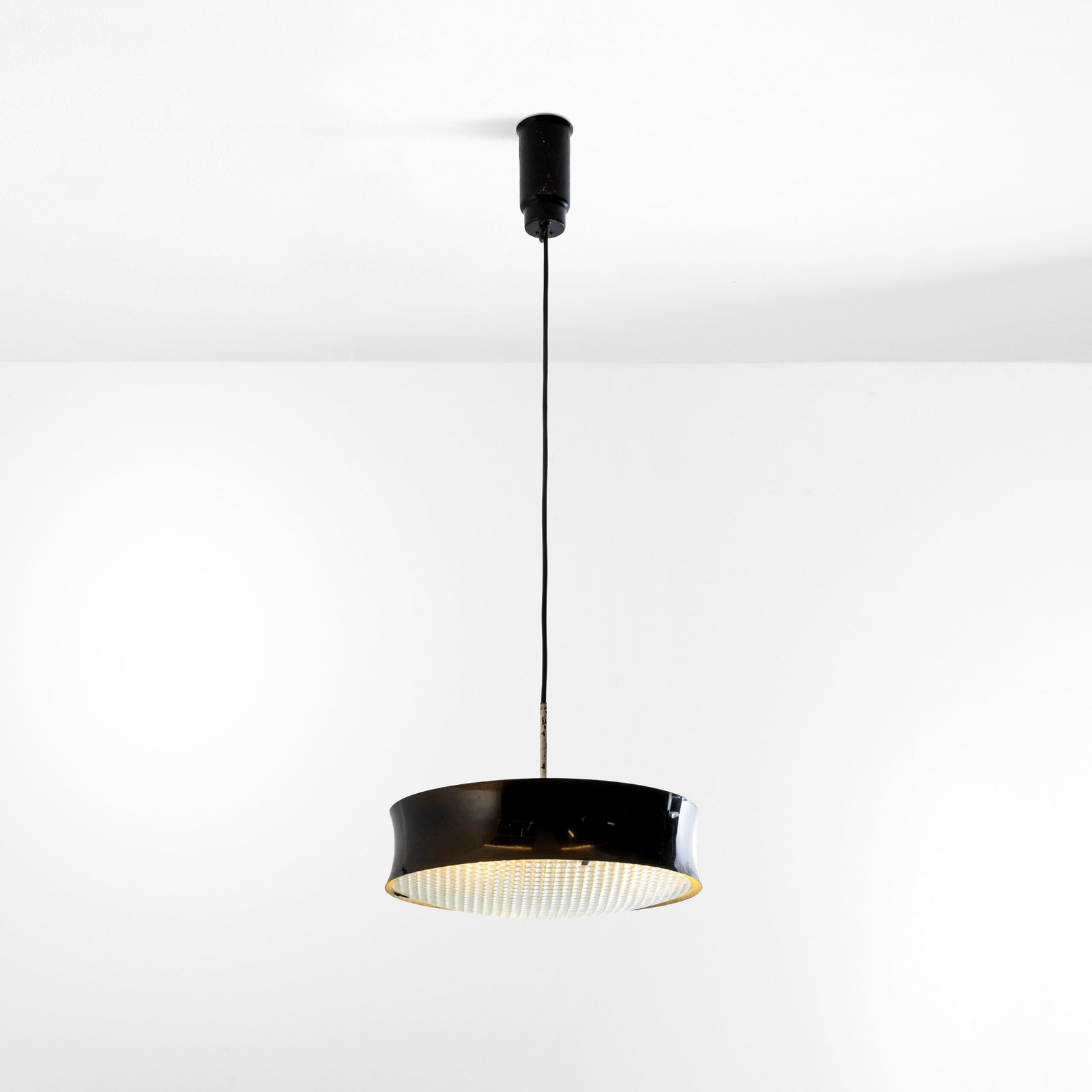 Max Ingrand Lampada a sospensione mod. 2091: Struttura in ottone laccato, diffusore in vetro stampato. Prod. Fontana Arte, Italia, 1960 ca. Documenti d’archiovio . Measuers: W. 44 - H. 123 cm