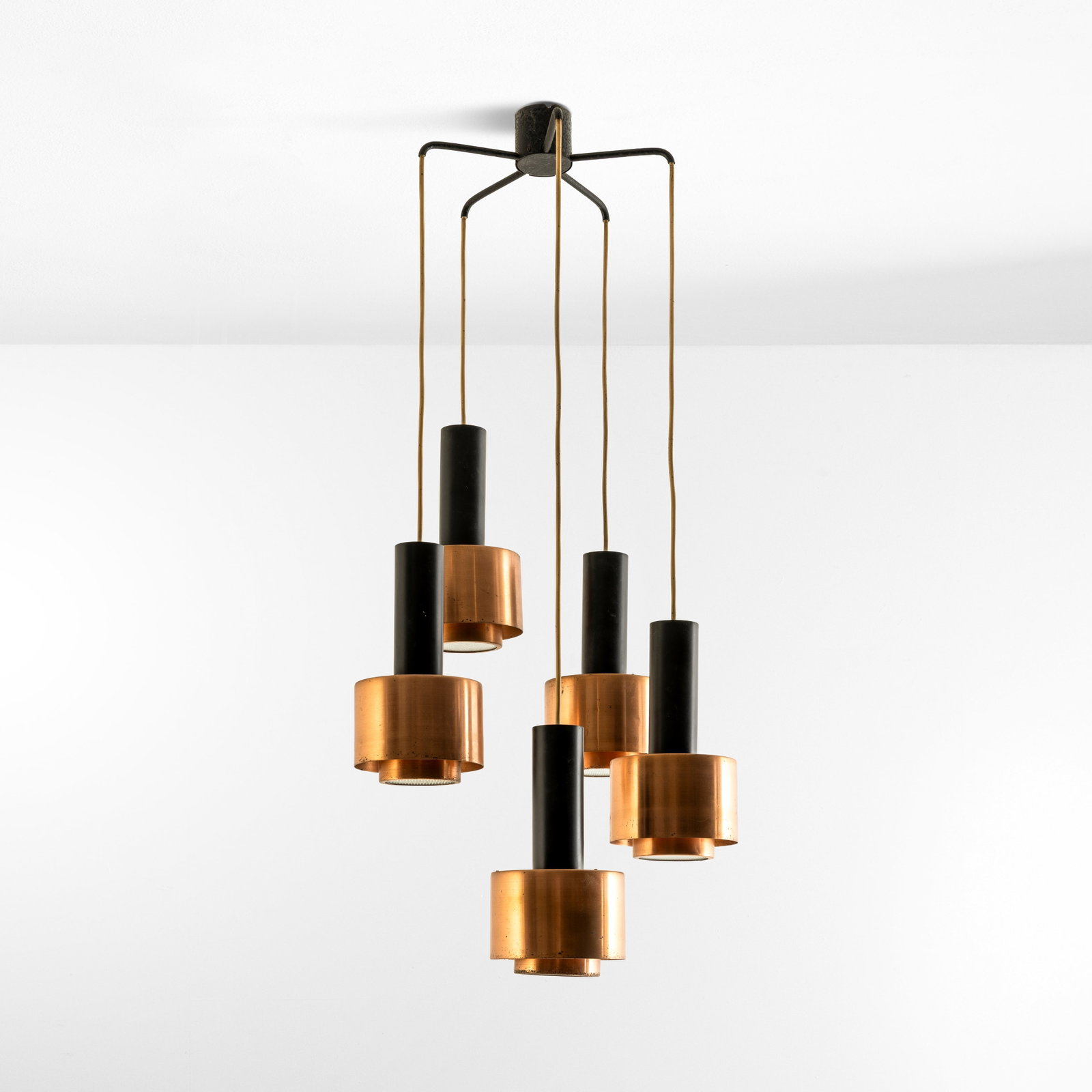 Stilnovo Lampada a sospensione mod. 1123: Struttura in metallo smaltato, ottone nichelato e rame. Marchio originale. Prod. Stilnovo, Italia, 1960 ca. . Measuers: W. 50 - D. 50 - H. 20 cm