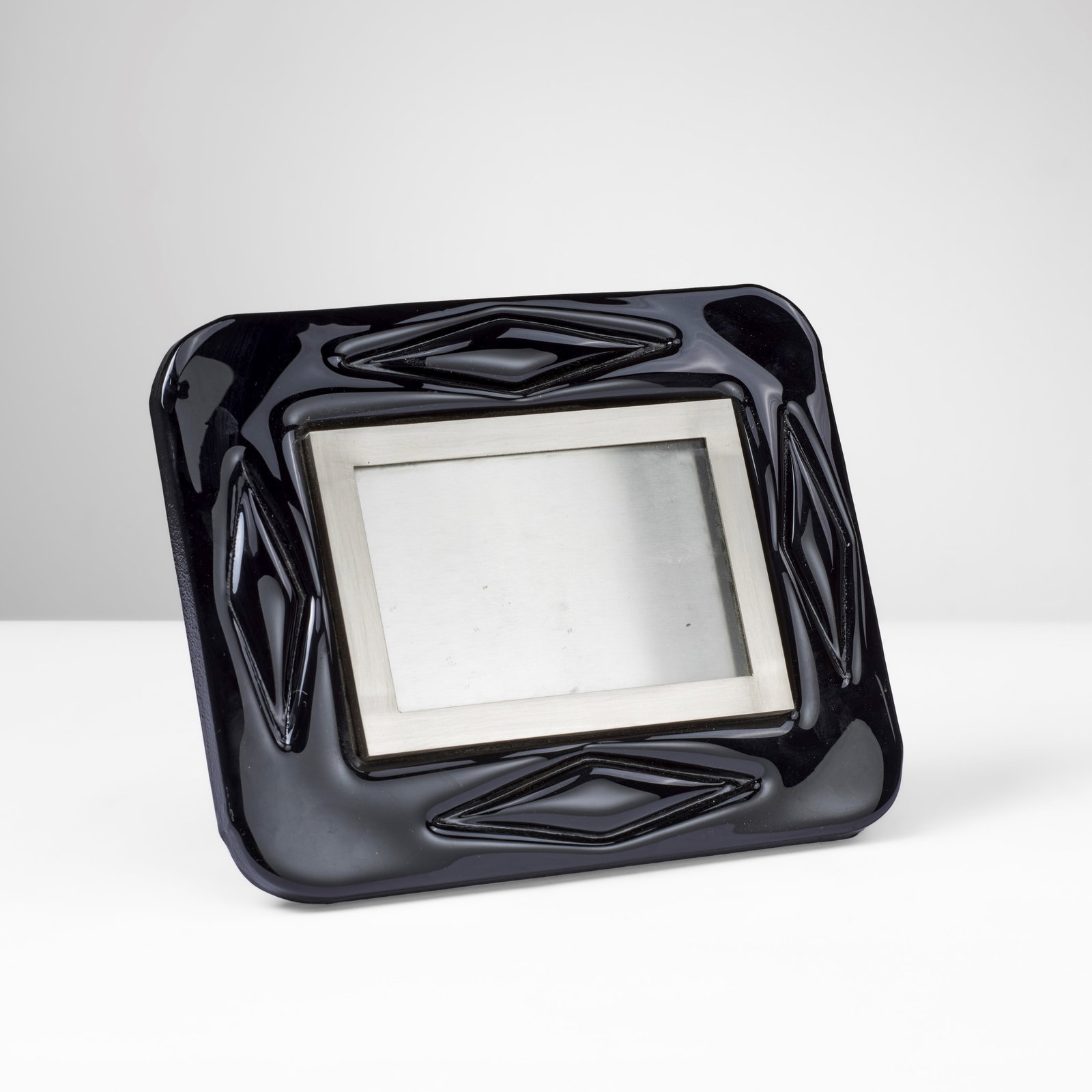 Seguso Cornice portafoto: Struttura in vetro colorato e ottone nichelato. Prod. Seguso, Italia, 1970 ca. . Measuers: W. 27,5 - H. 23,5 cm