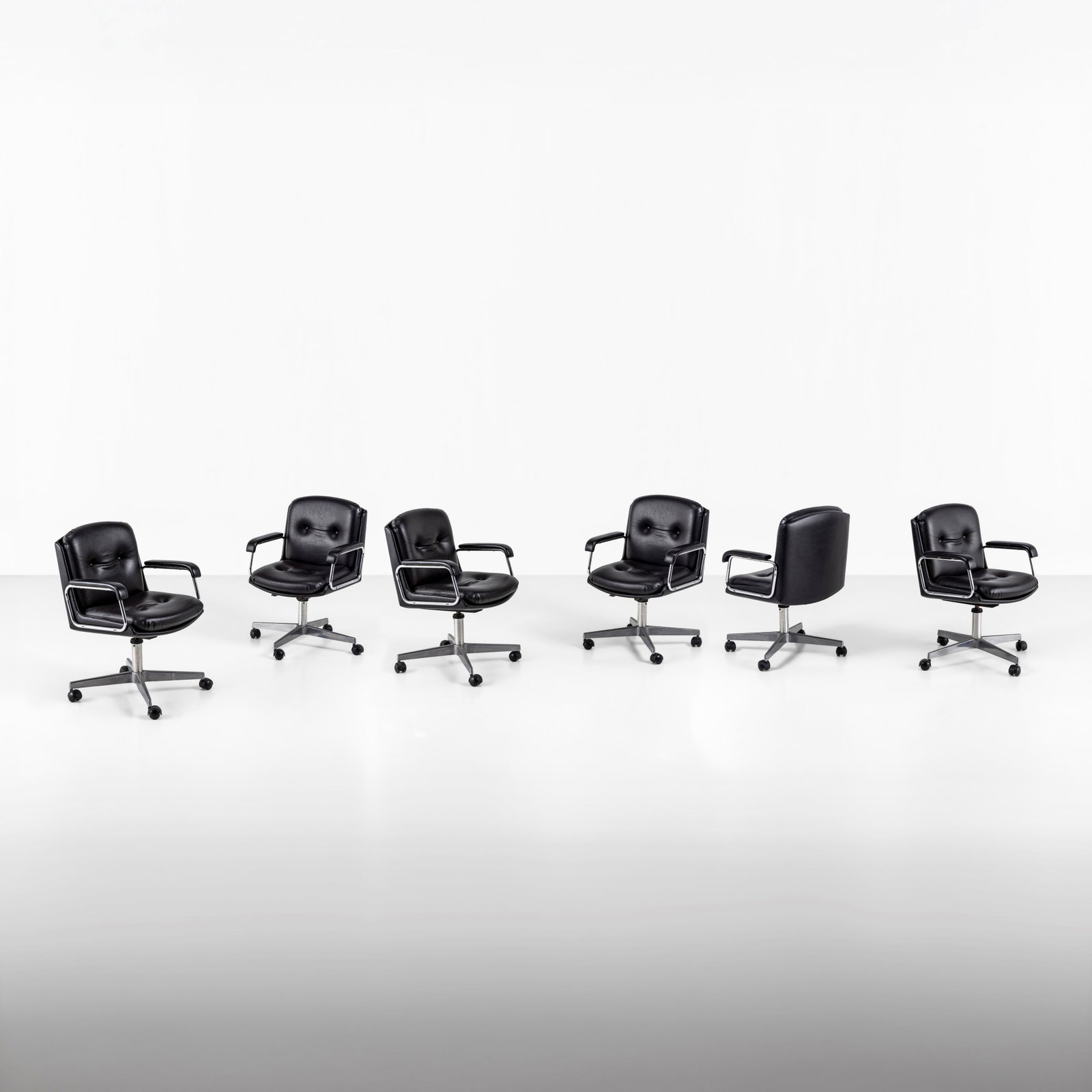 Charles & Ray Eames , stile di Sei poltrone: Struttura in metallo, rivestimento in tessuto. Prod. Italia, 1960 ca. . Measuers: W. 55 - D. 60 - H. 82 cm