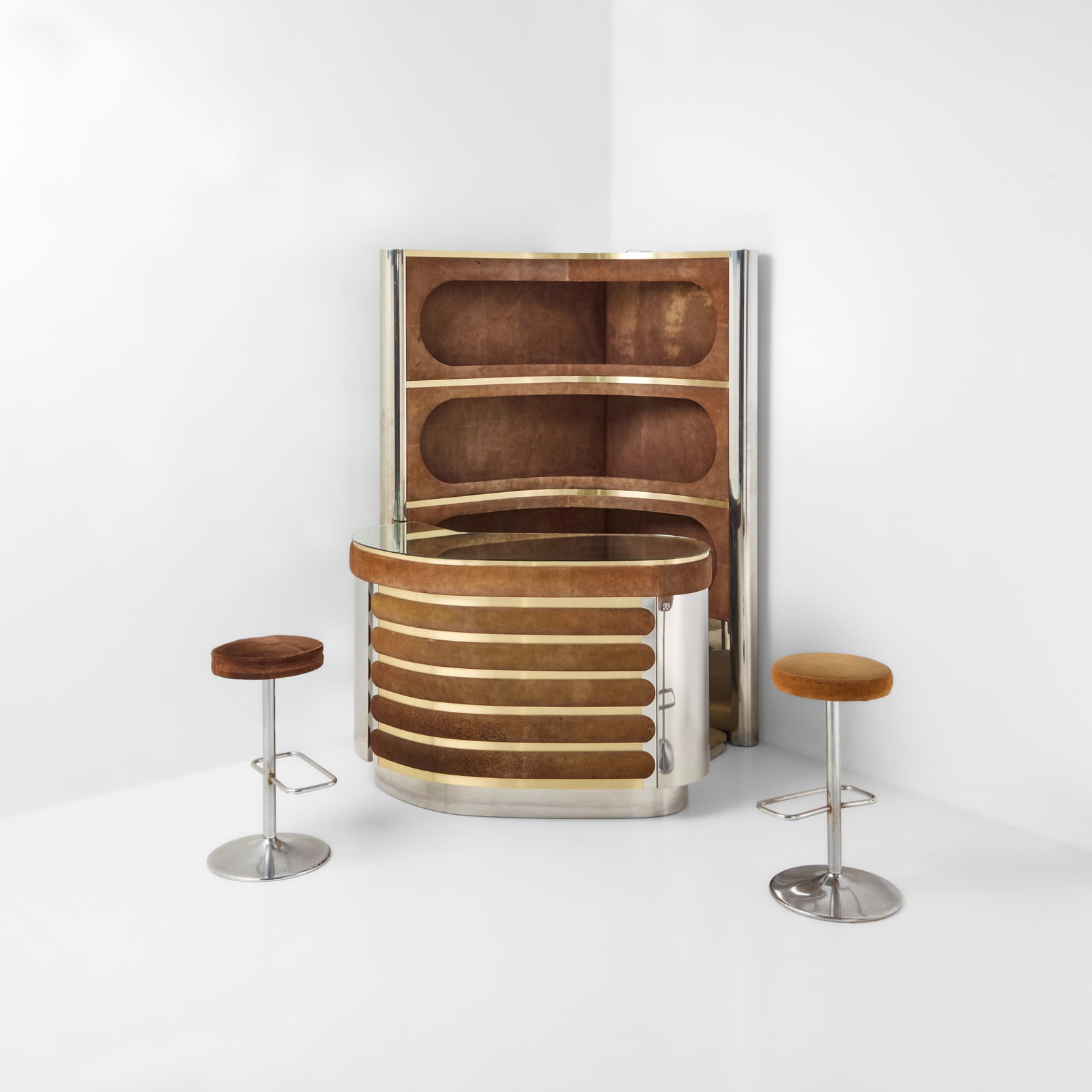 Willy Rizzo Mobile bar luminoso con bancone e due sgabelli: Struttura in metallo cromato. Rivestimenti in pelle scamosciata. Piano in vetro specchiato. Marchio originale. Prod. Italia, 1970 ca. cm mobile a parete: 165x60x h 200 cm bancone 162x55xh 96 cm sgabel