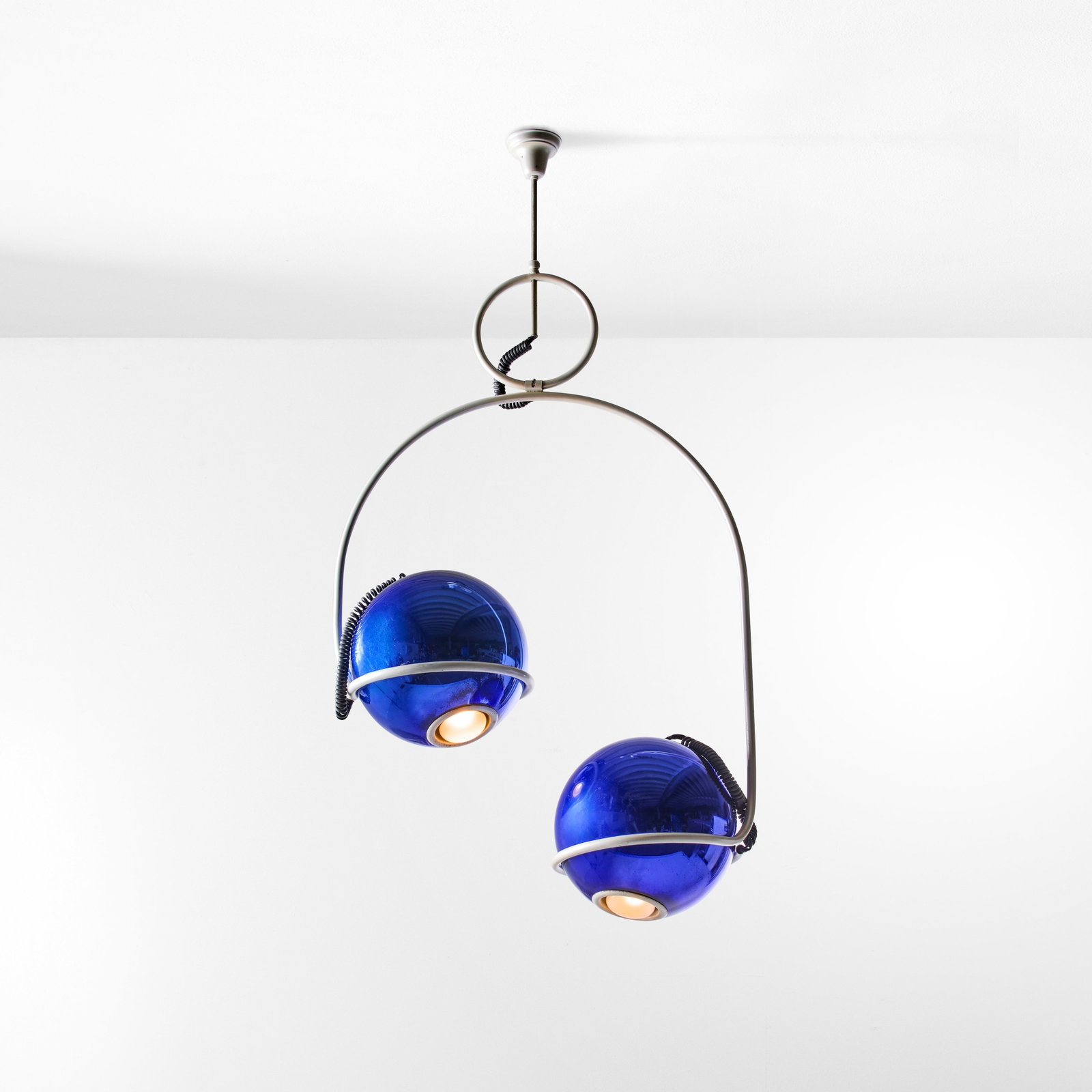 Goffredo Reggiani , attribuito a Lampada a sospensione: Struttura e diffusori in metallo laccato. Prod. Italia, 1970 ca. . Measuers: W. 70 - D. 33 - H. 140 Cm