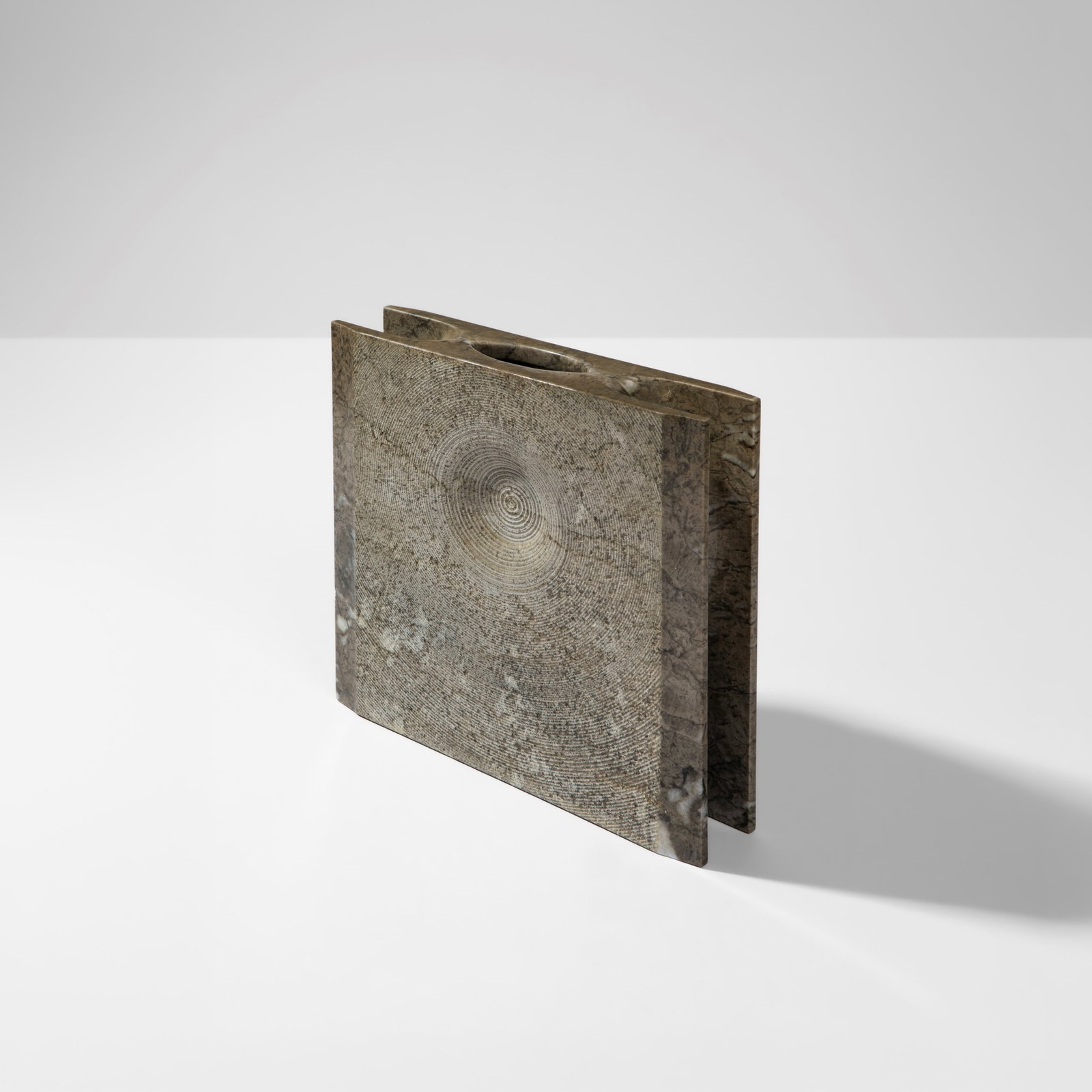 Afra e Tobia Scarpa Vaso in marmo: Prod. Skipper, Italia, 1968. (a cura di) Anna Vittoria Laghi, Il Primato della Scultura. Il Novecento a Carrara e dintorni, X Biennale Internazionale Città di Carrara, p. 388, Maschietto e