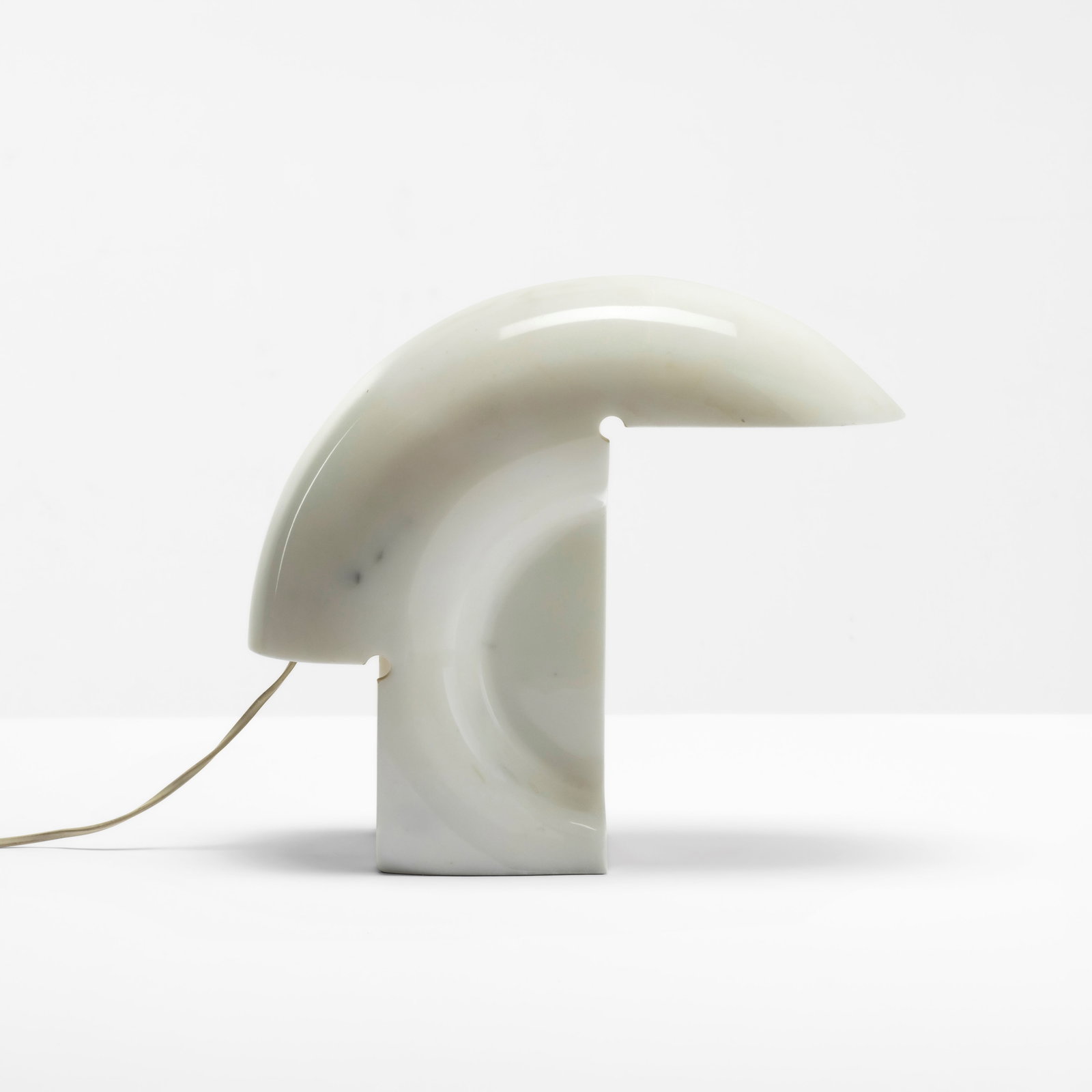 Tobia Scarpa Lampada da tavolo mod. Biagio: Struttura scolpita e modellata da un blocco unico in marmo bianco Carrara. Etichetta originale. Prod. Flos, Italia, 1968. G. Gramigna, Repertorio del design italiano 1950-2000, p. 150, Allemandi, 2003