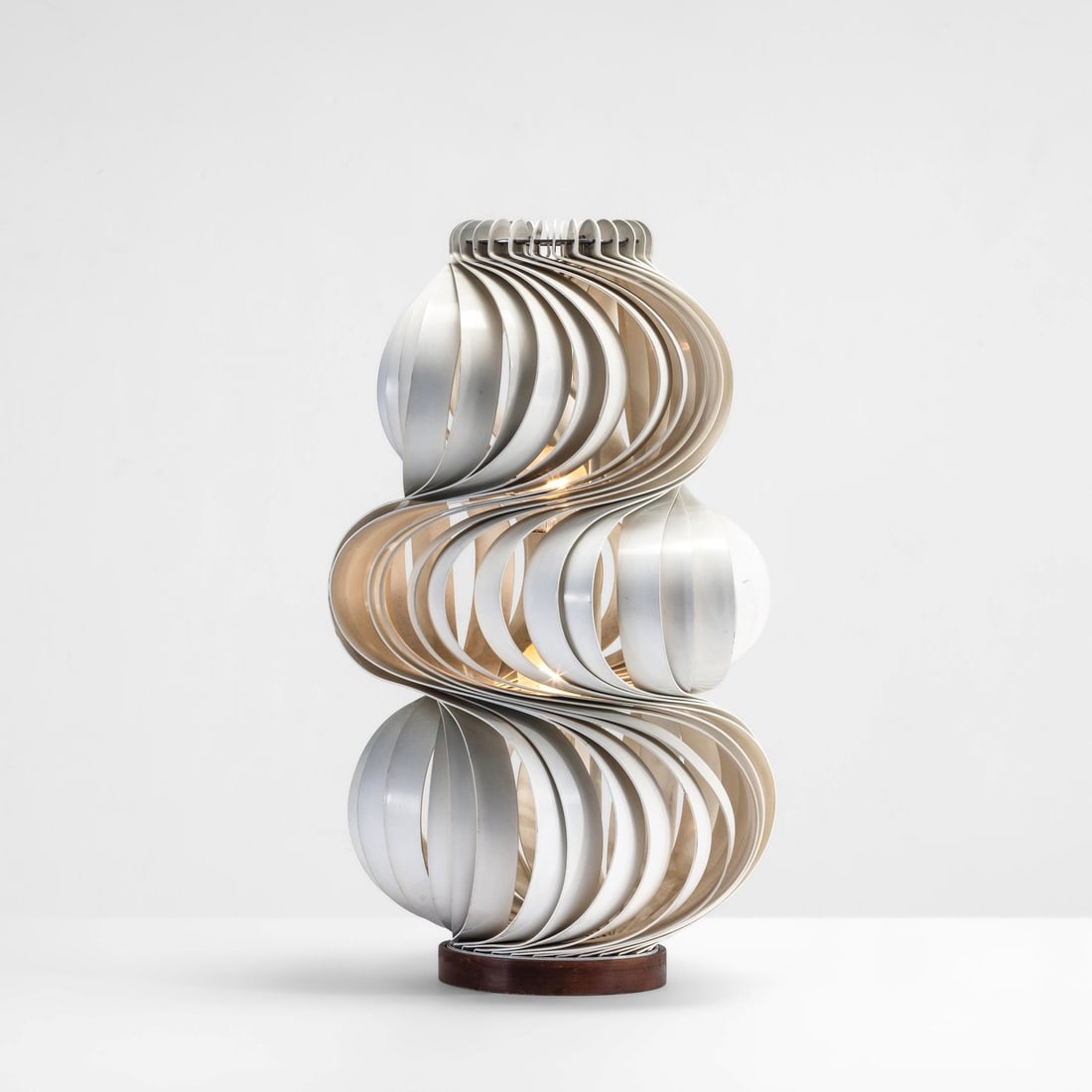Olaf Von Bohr Lampada da tavolo mod. Medusa: Struttura in metallo laccato. Prod. Valenti, Italia, 1968. G. Gramigna, Repertorio del design italiano 1950 - 2000, p. 153, Milano 2003. . Measuers: cm 47X65