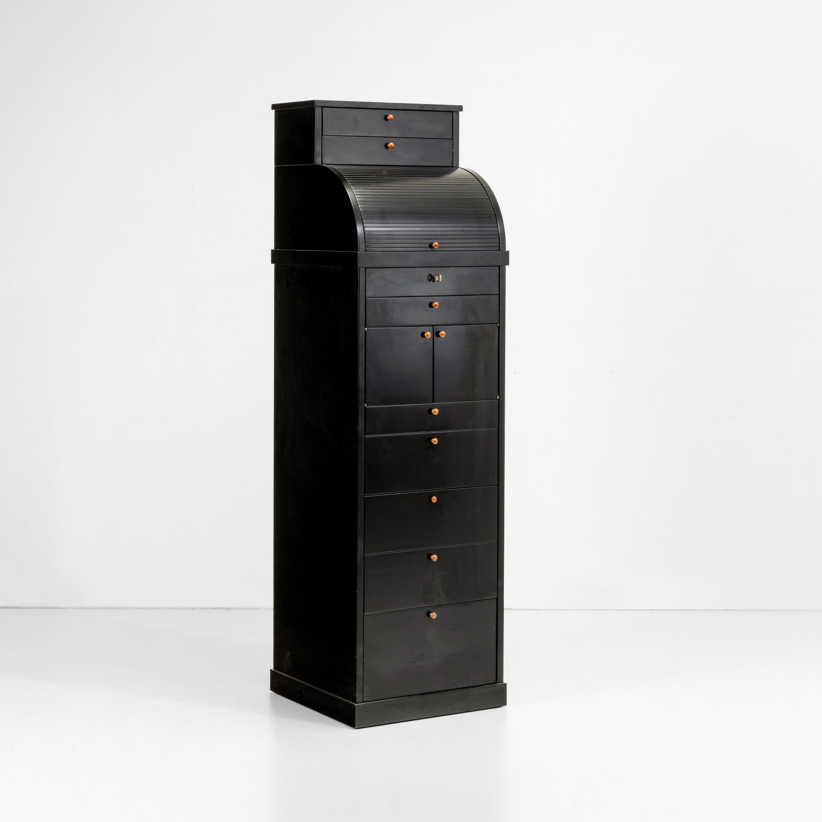 Aldo Rossi Mobile secretaire mod. Carteggio: Struttura in legno laccato con dettagli in ottone. Scomparto a serrandina con piano estraibile. Prod. Molteni, Italia, 1987. Catalogo di produzione G. Gramigna, Repertorio del design italiano