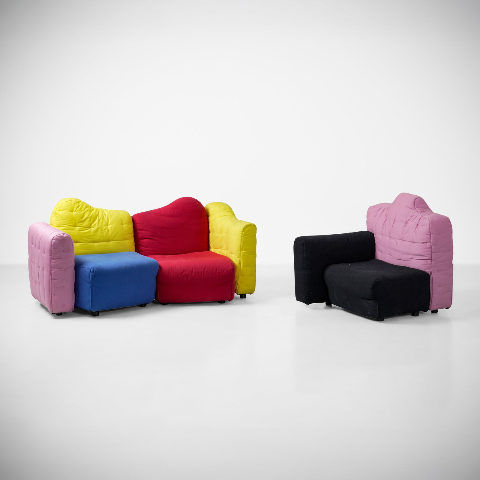 Gaetano Pesce Divano modulare mod. Cannaregio: Struttura in legno, poliuretano espanso e rivestimento in tessuto. Etichetta originale. Prod. Cassina, Italia, 1980 ca. Domus n. 690, Gennaio 1988 . Misure: cm max 95x100x103, cm min 93x100x92,