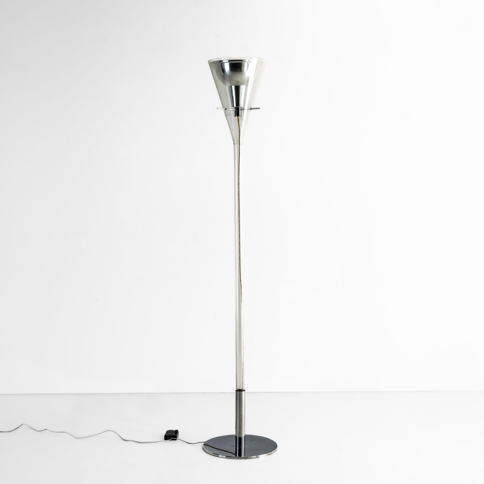 Franco Raggi Lampada da terra Flûte 3300/1 Magnum: Struttura, base e diffusore in alluminio cromato e vetro. Etichetta originale. Prod. Fontana Arte, Italia, 1999. Repertorio Fontana Arte . Measuers: W. 40 - H. 207 cm