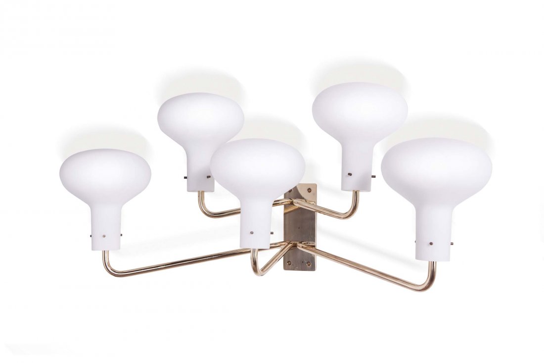 Ignazio Gardella. Coppia di lampade da parete Galleria.: montatura a cinque fiamme in ottone lucido e bulbi in vetro opalino mat. Timbrate Azucena sul retro. cm 120x48 Bibliografia: Catalogo originale Azucena.