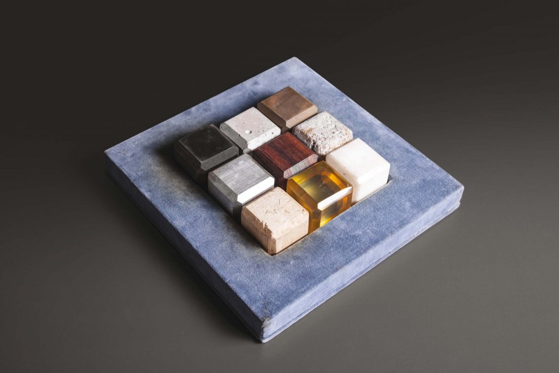 Enzo Mari. Prod. Danese, Italia, 1959: Scatola Nove Materiali, Progetto 450 contenente nove cubetti ad angoli smussati di marmo, pomice, ottone, alluminio, palissandro, balsa, resina, gomma, cemento. cm 20x5