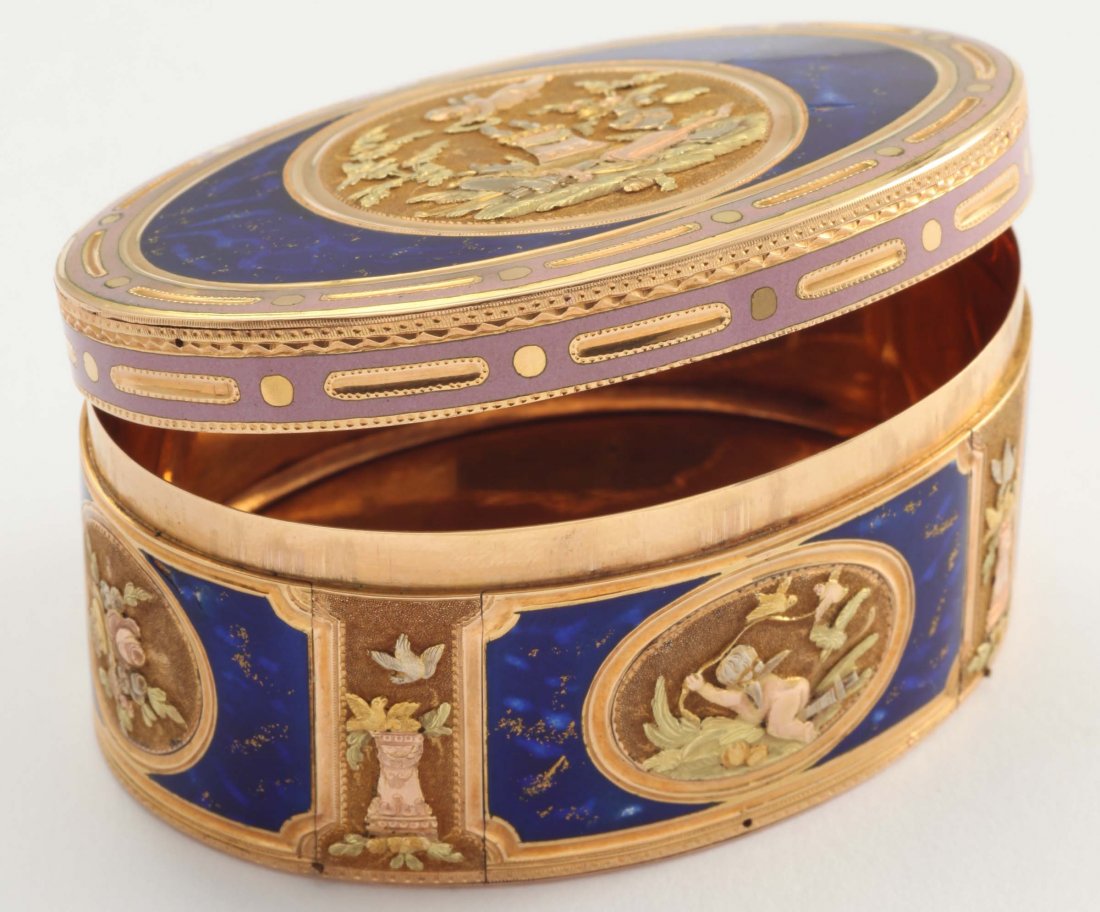 A gold and enamel snuff box: Tabacchiera in oro giallo e smalti policromi danni allo smalto