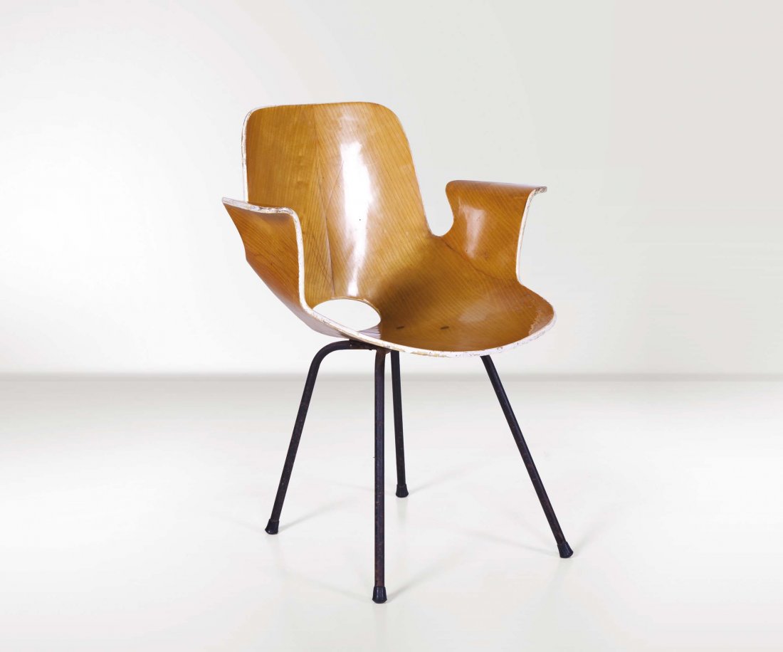Vittorio Nobili,: Sedia con braccioli Medea in compensato curvato di frassino. Impiallacciatura esterna in mogano, supporti in metallo verniciato. Prod. Fratelli Tagliabue, Italia, 1955 cm 61x80x58