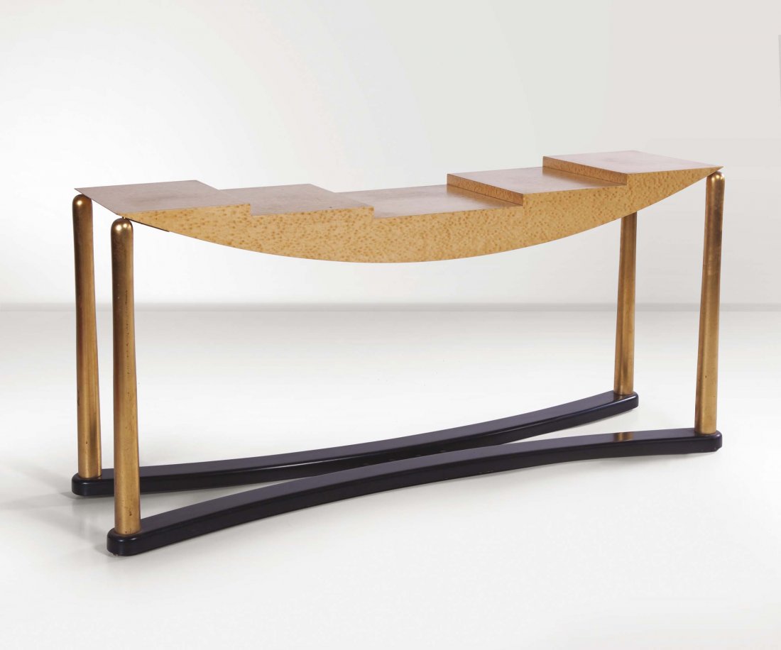 Hans Hollein,: Consolle Schwrzenberg in noce impiallacciato. Prod. memphis, Italia, 1981 cm 160x82x47