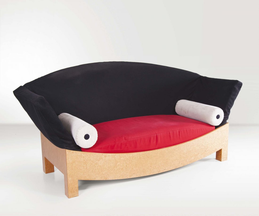 Hans Hollein,: Divano Mitzi in radica di erable, imbottitura in poliuretano espanso, rivestimento in panno di lana. Prod. Poltronova, Italia, 1981 cm 200x95x95