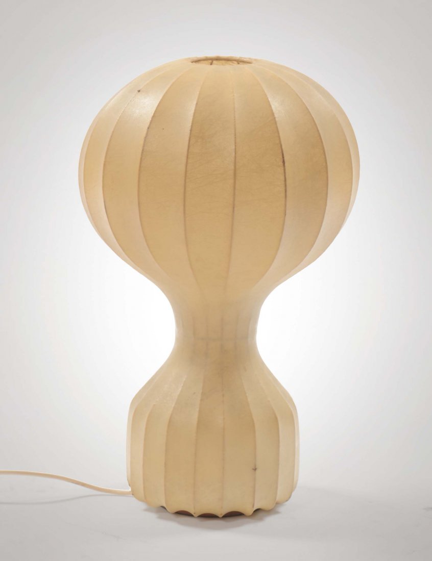 Achille e Pier Giacomo Castiglioni,: Lampada da tavolo Gatto in acciaio verniciato con diffusore in cocoon. Prod. Flos, Italia, 1960 cm 35x56