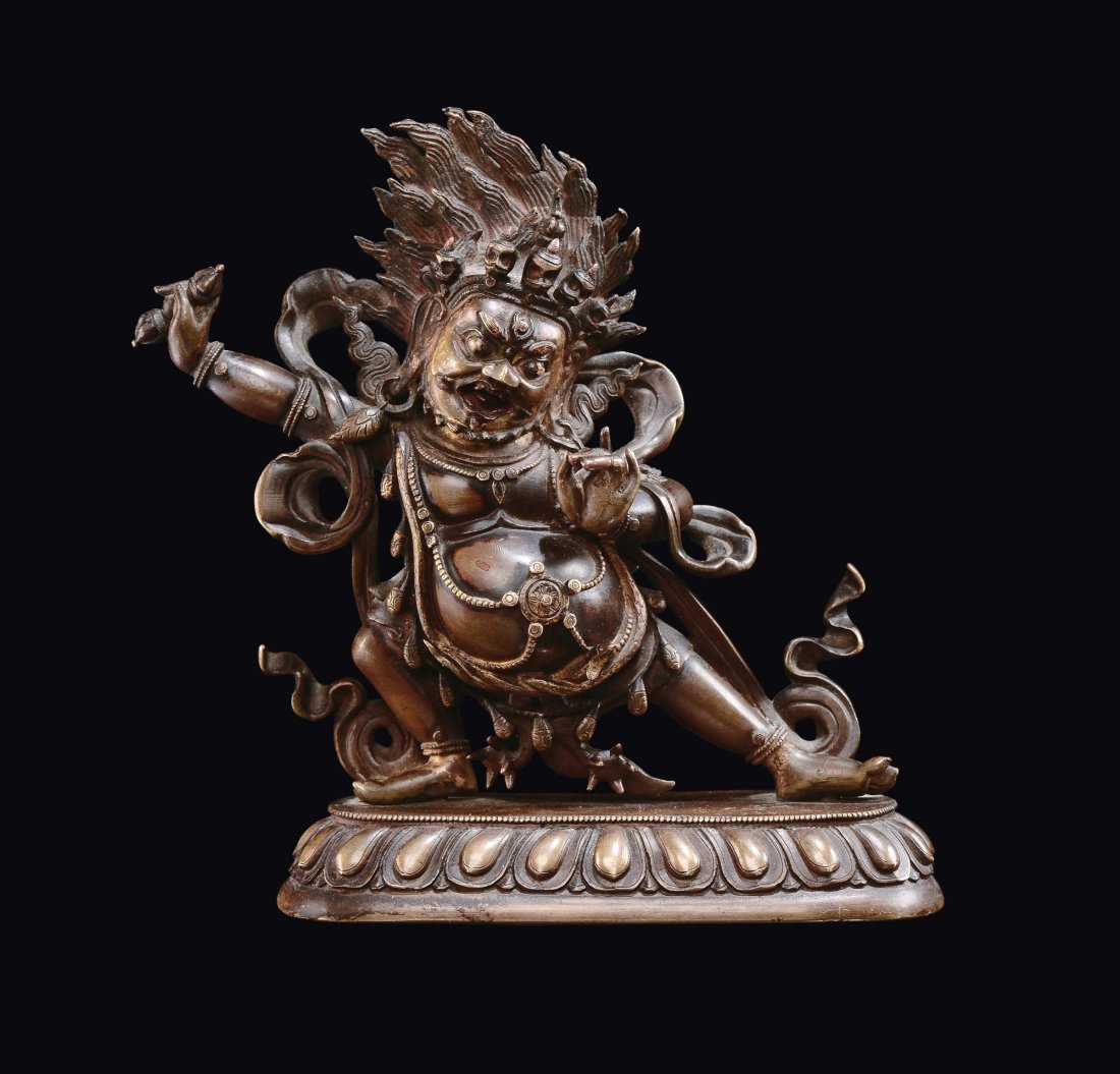 A bronze Vajrapani figure, Tibet, Qianlong Period: con la mano sinistra in posiione di vitarkamudra e nella destra stringe un vajra. h cm 18