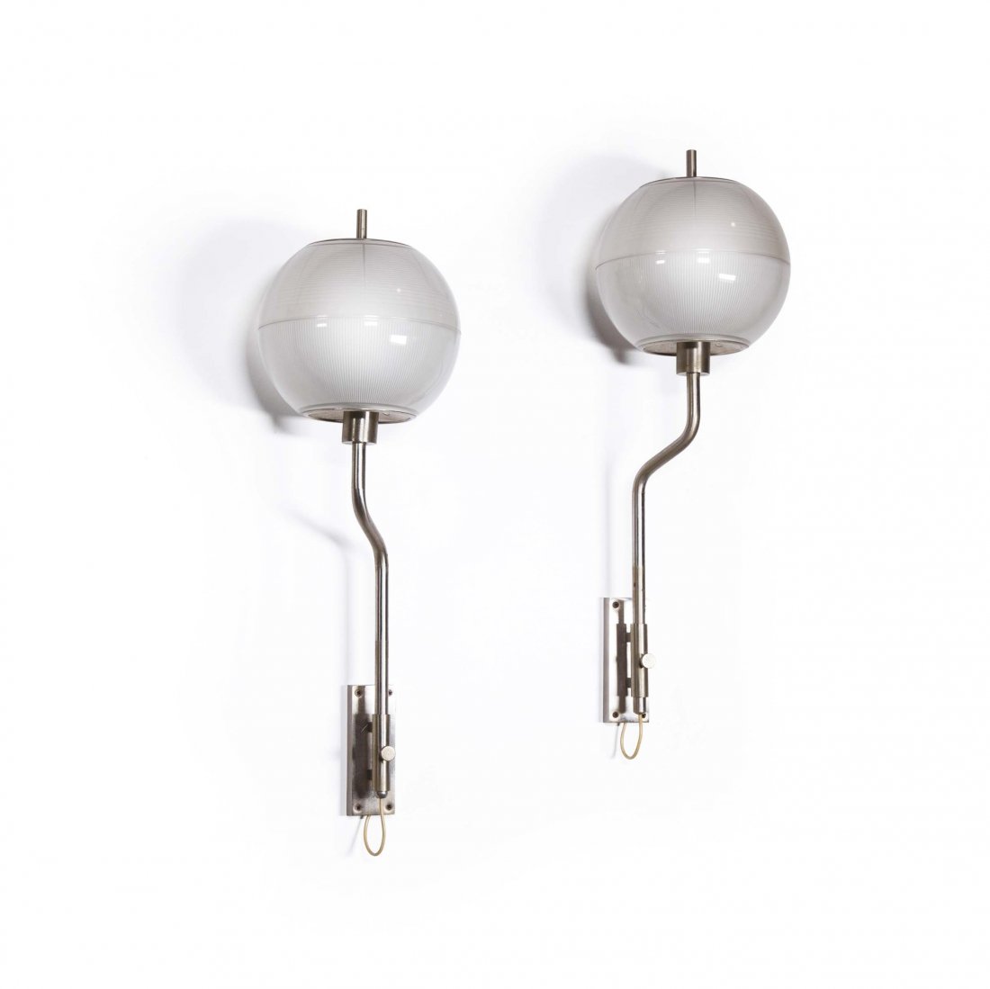 Bilumen,: Quattro lampade da parete in ottone nichelato e diffusore in vetro stampato, Italia 1960, cm 80x26x30