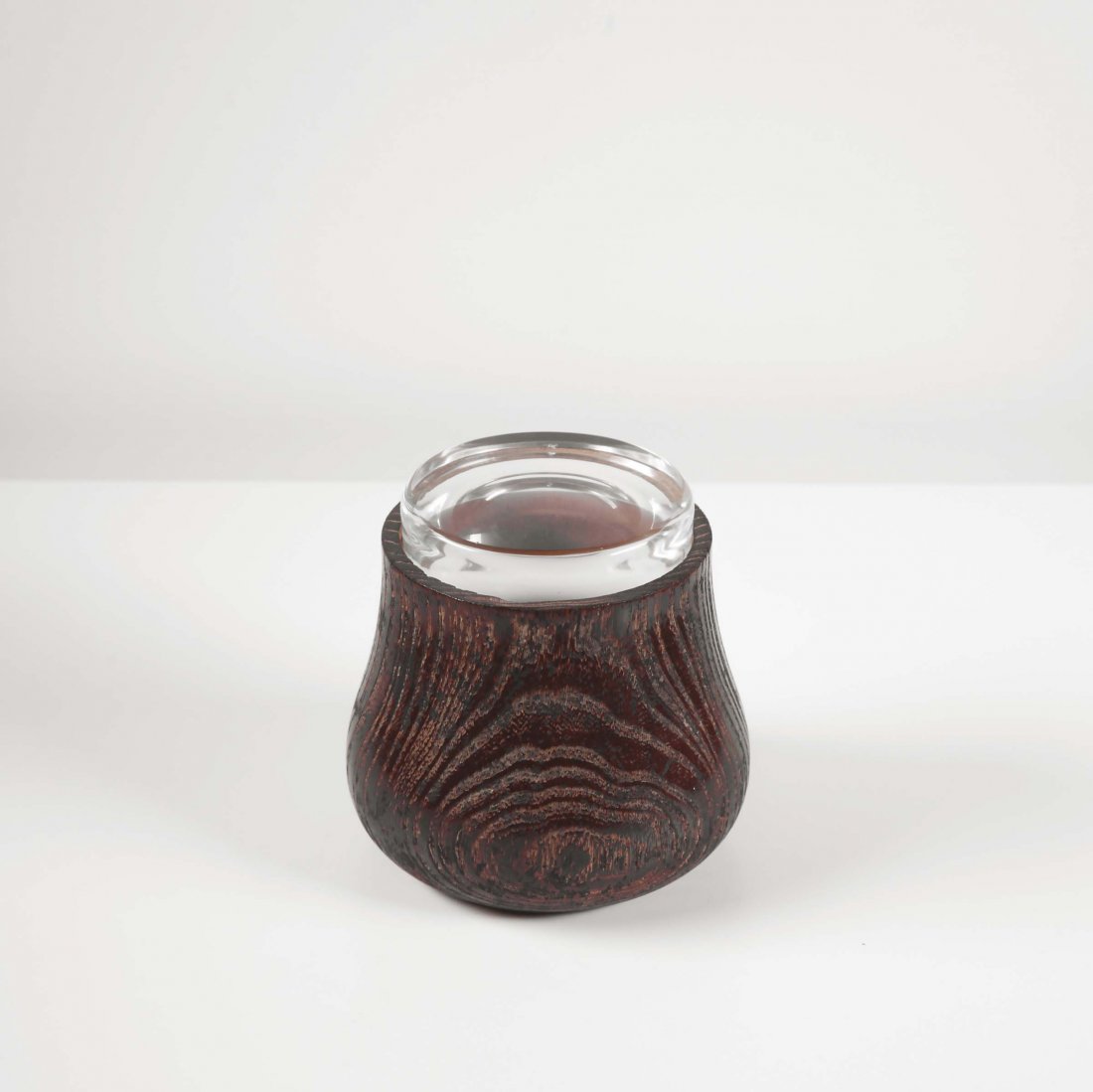 Pietro Chiesa,: Scatola in rovere sbiancato con coperchio in cristallo molato a lente. h cm Prod. Fontana Arte 1940 Ca., Bibl.: Franco Deboni, Fontana Arte, Allemandi 2012. Figg.249-260 (esemplari simili)