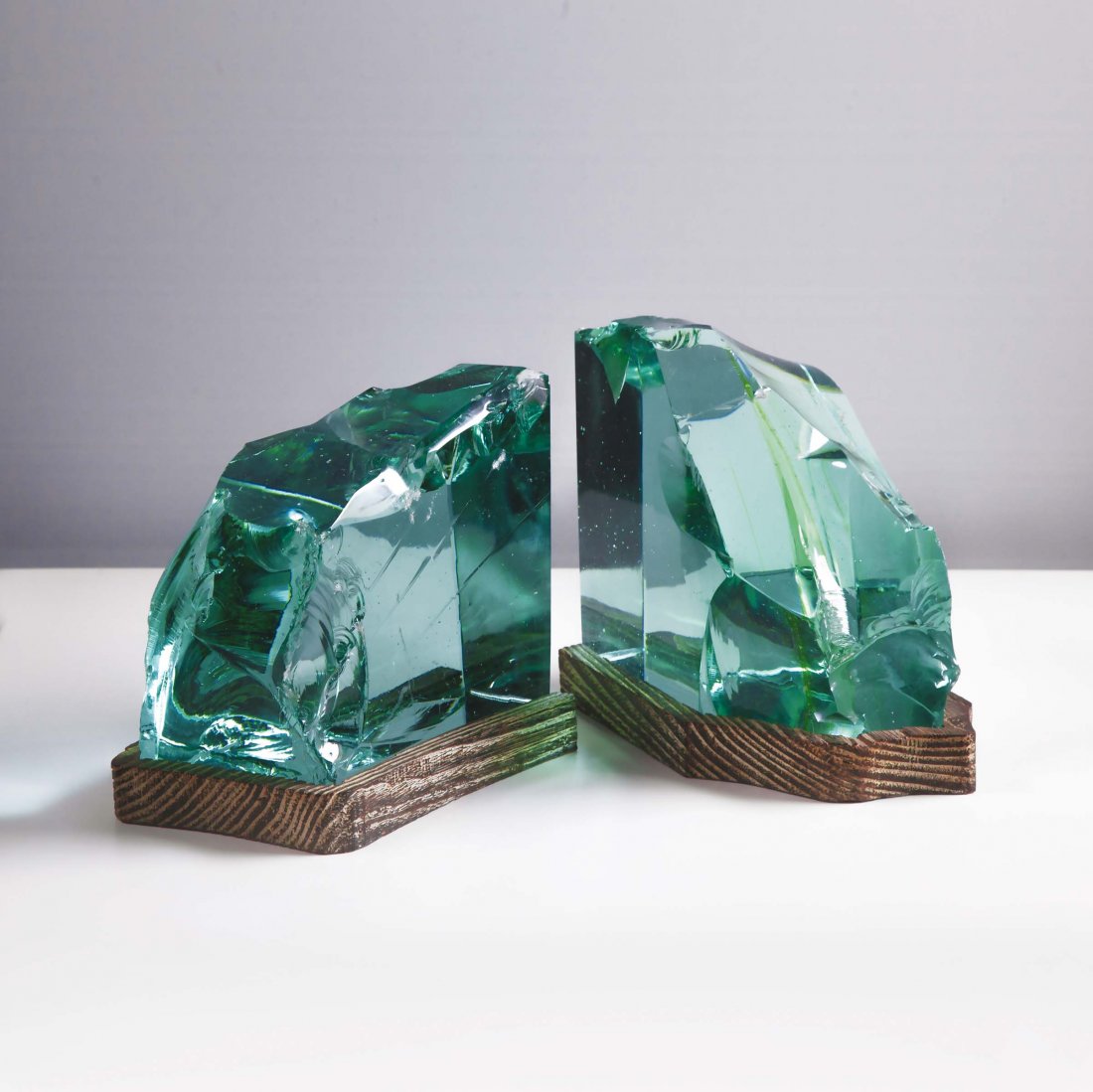 Pietro Chiesa,: Fermalibri in rovere sbiancato con gemme in cristallo a spacco molato Prod. Fontana Arte 1940 Ca., Bibl.: Franco Deboni, Fontana Arte, Allemandi 2012. ( esemplari simili)