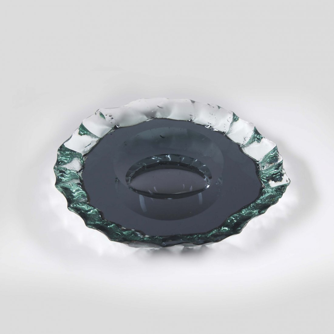 Pietro Chiesa,: Svuotatasche in cristallo scavato e specchiato con bordo a spacco. Prod. Fontana Arte 1940 circa. Diam cm 27, Bibl.: Franco Deboni, Fontana arte, Allemandi 2002, fig. 463 (decoro simile)