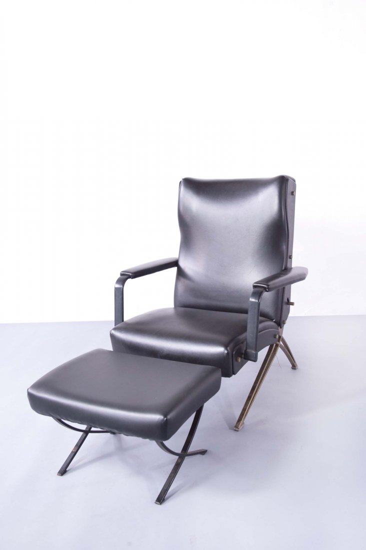 Gianni Moscatelli,: Poltrona e ottomana in acciaio laccato con imbottitura in poliuretano e rivestimento in similpelle. Prod. Formanova 1965 ca. cm 70x85x100, ottomana cm 57x42x34