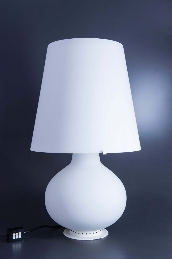 Max Ingrand, 1853/0: Lampada in vetro bianco satinato, montatura in metallo laccato Prod. Fontana Arte 1954 H cm 78, diam cm 46, Bibl.: Franco Deboni, Fontana Arte, Allemandi 2012, fig. 351