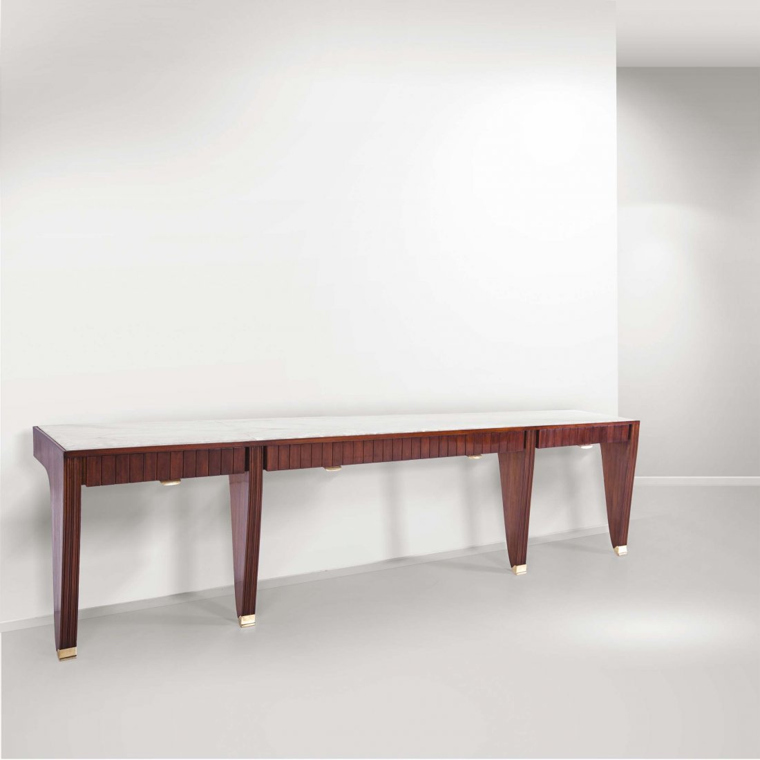 Paolo Buffa,: Consolle in legno con piano in marmo e piedi in ottone. Prod. Italia, 1950 ca. cm 285x85x50