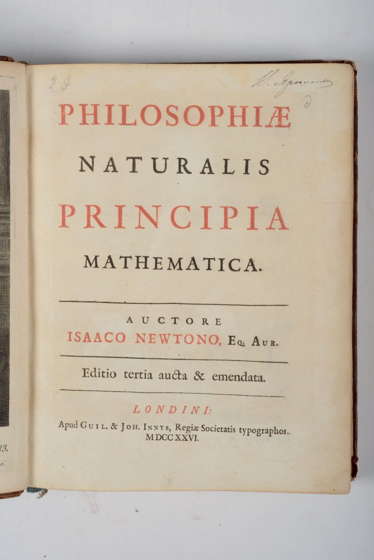 Isaac Newton, Philosophiae Naturalis Principia: Londini,Apud Guil. & Joh.Innys,1726. Legatura coeva in piena pelle. Edizione pubblicata per cura di Henricus Pemberton,terza e ultima pubblicata vivente l'autore. Nella prefazione Newton fa riferiment