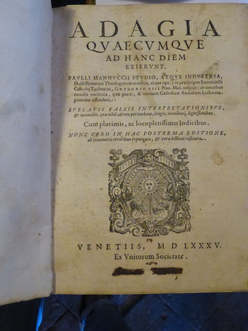 Paolo Manuzio, Adagia quaecumque ad hanc diem: Venezia,Ex Unitorum Societate,1585.Si uniscono:Tasso,La Gerusalemme Venezia,(1625).Con figure.Privo del frontespizio./Tacito-Annali.Venezia,Alberti,1598./Giuseppe Flavio-Delle antichitÃ e guerre gi