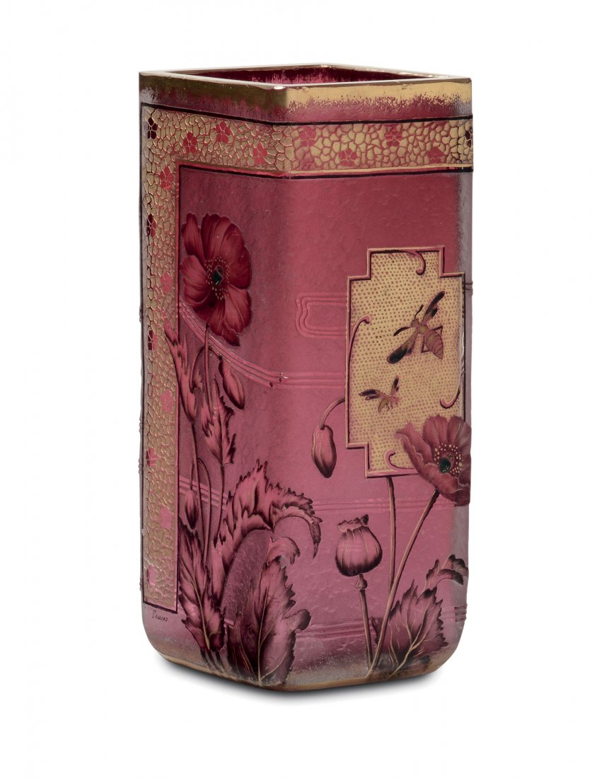 Daum - Nancy,: Vaso a sezione quadrata in vetro rosso con raffinata lavorazione a cammeo all'acido e alla ruota; decoro di papaveri e insetti rifinito con smalti policromi e oro. Firma a smalto sotto la base. Altezz