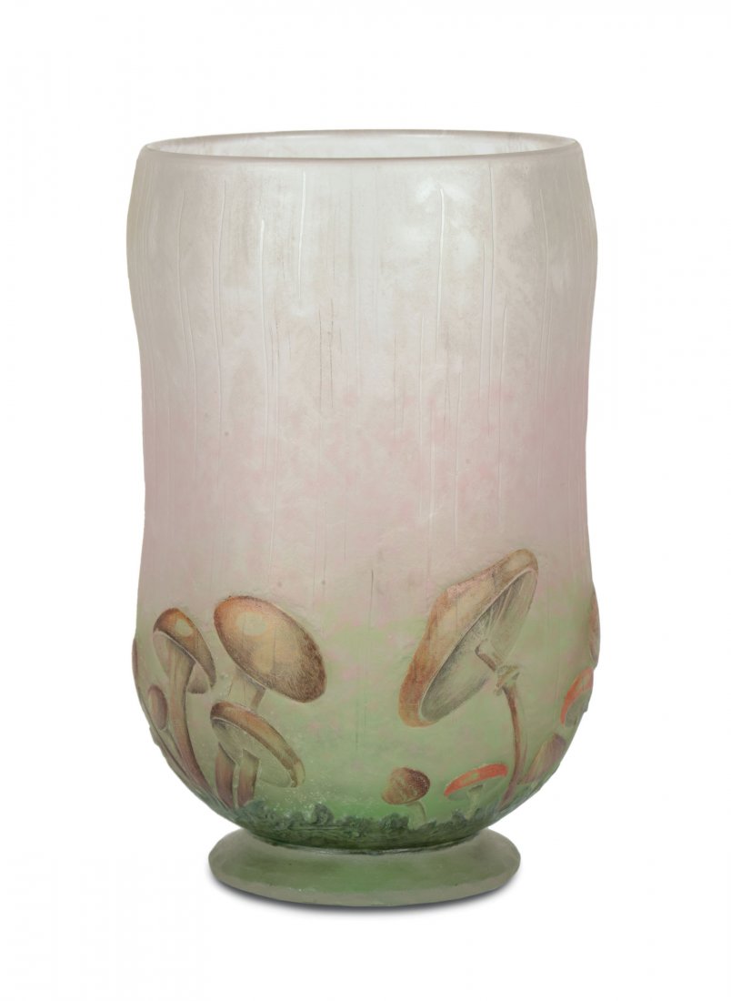 Daum - Nancy,: Vaso in vetro incolore con inclusione di polveri vitree verde e marrone; lavorazione a cammeo alla ruota con decoro di funghi dipinti con smalti policromi. Firma incisa sotto la base. Altezza cm 14. 1