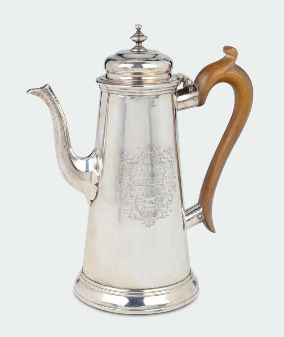 A silver coffee-pot, silversmith Robert Brown, London: corpo troncoconico con ricca incisione con stemma sulla fascia, manico in legno sagomato, gr. 615, altezza cm 22,5