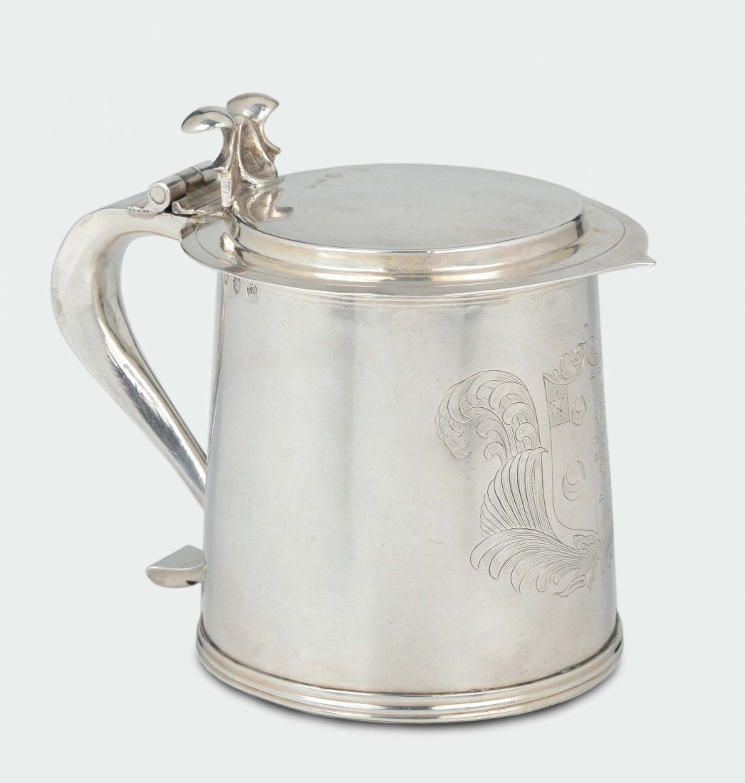 A silver Tankard, mark of the silversmith PB within: corpo troncoconico decorato con ricca incisione con stemma, gr. 650, altezza cm 15