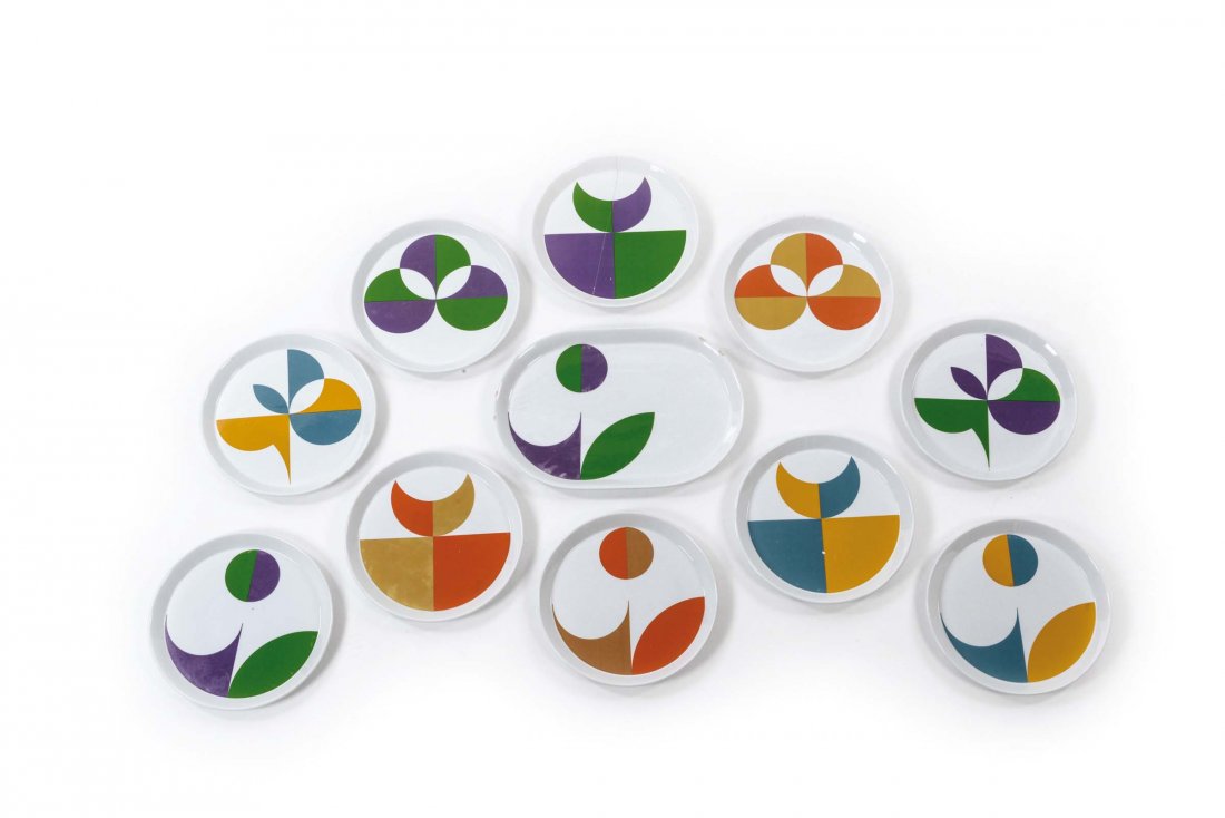 Gio Ponti,: Servizio di venti pezzi Fantasia Italiana in ceramica smaltata. Prod. Franco Pozzi, Italia, 1967 cm 37x3x26; 3x26; 5x17; 7x26; 4x13, Bibliografia Domus 454 (settembre 1967), copertina e p. 46; Domus 4