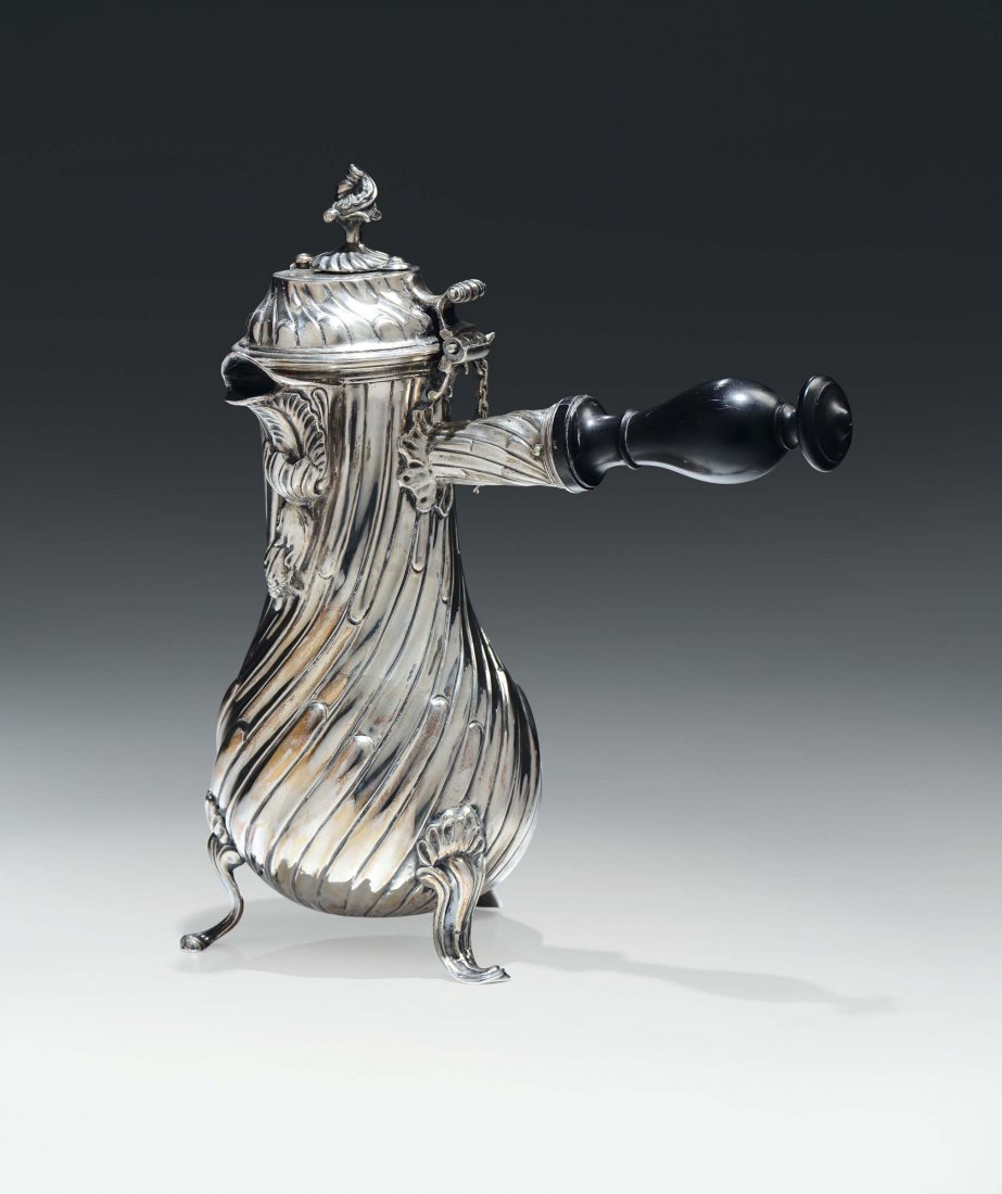 Rara cioccolatiera in argento fuso, sbalzato e (1 of 3)