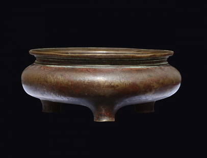 A bronze tripod censer, China, Ming Dynasty, 17th: marcato a sigillo cm 15