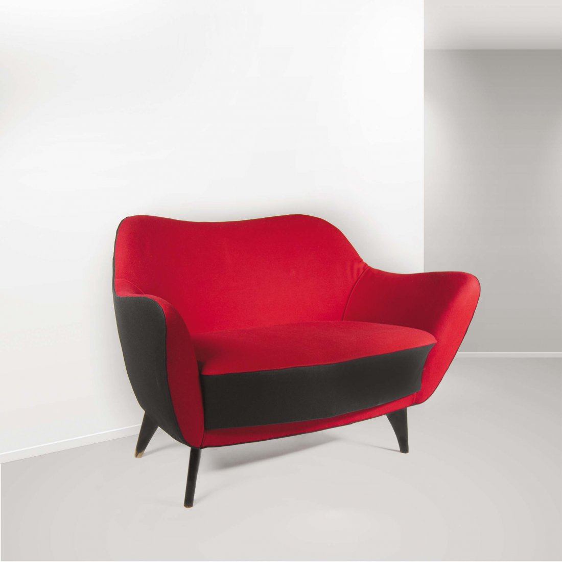 Guglielmo Veronesi,: Divano Perla in legno con rivestimenti in tessuto. Prod. I.S.A., Italia, 1950 ca. cm 138x89x73