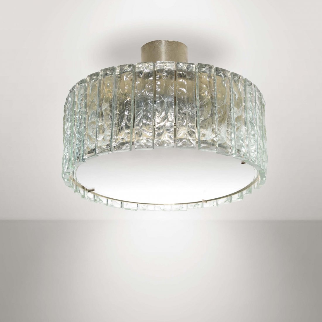 Max Ingrand,: Lampada da sospensione modello 2448 in ottone nichelato con diffusori in cristallo scalpellato e schermo in vetro opalino Prod. Fontana Arte, Italia, 1960 ca. cm 50x34, Bibliografia Catalogo Fontana A