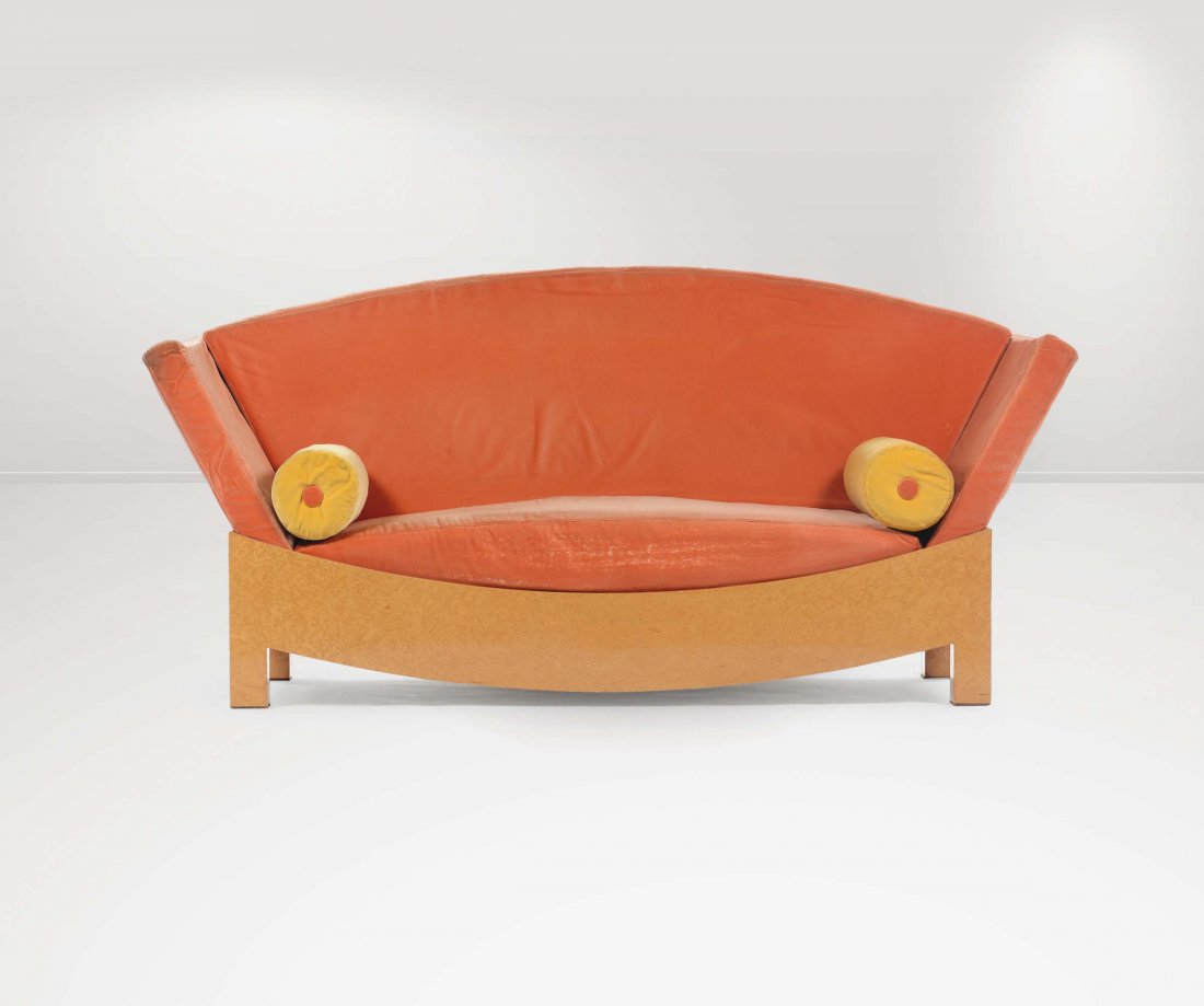 Hans Hollein,: Divano Mitzi in radica di erable, imbottitura in poliuretano espanso e rivestimento in tessuto. Prod. Poltronova, Italia, 1981 cm 200x95x95