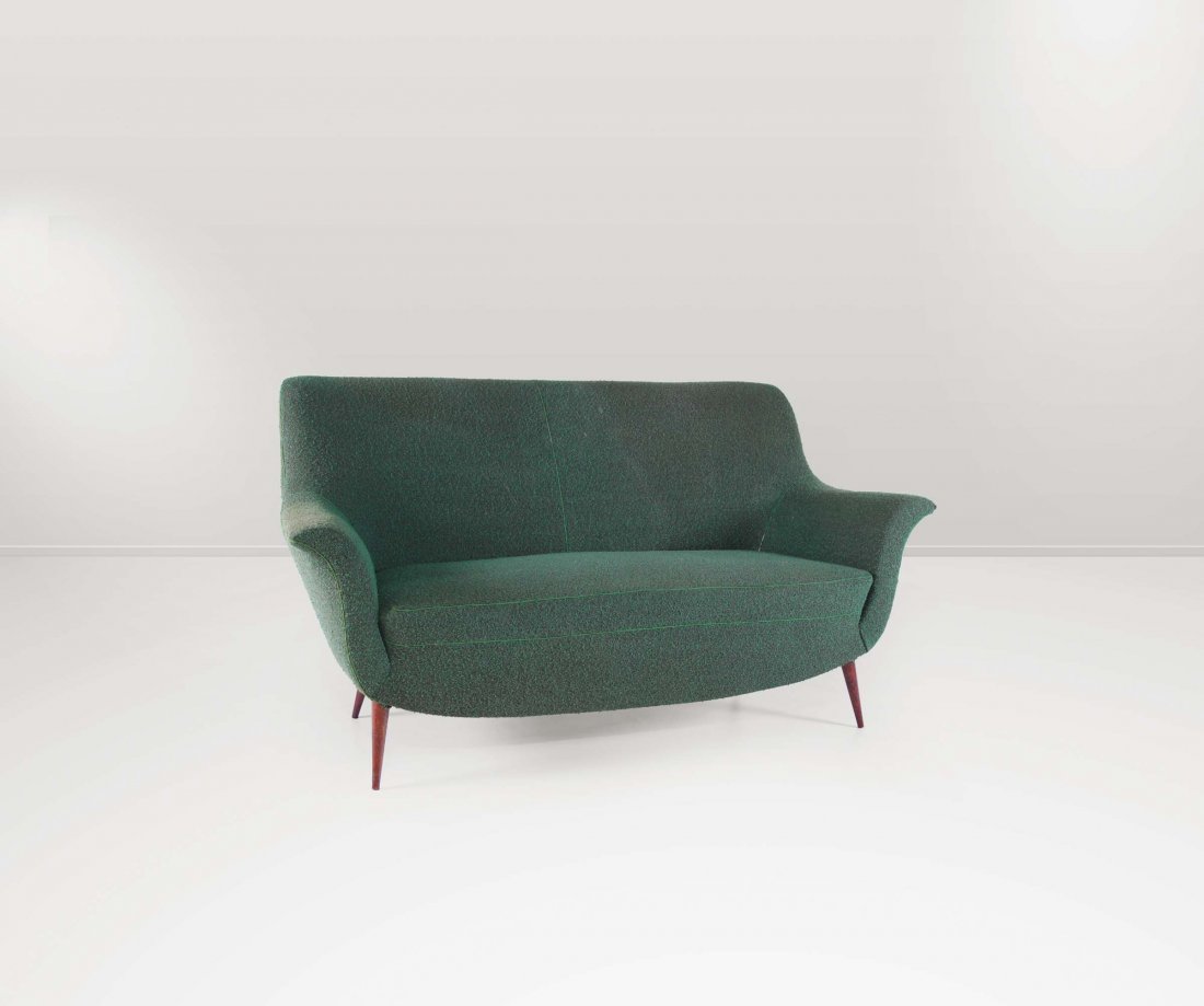 Guglielmo Veronesi,: Divano in legno con rivestimenti in tessuto. Prod. I.S.A., Italia, 1950 ca. cm 160x80x75