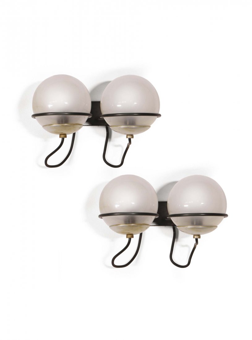 Gino Sarfatti,: Coppia di appliques in metallo laccato e vetro soffiato. Prod. Arteluce, Italia, 1960 ca. cm 31x14x20, Bibliografia Catalogo Arteluce.